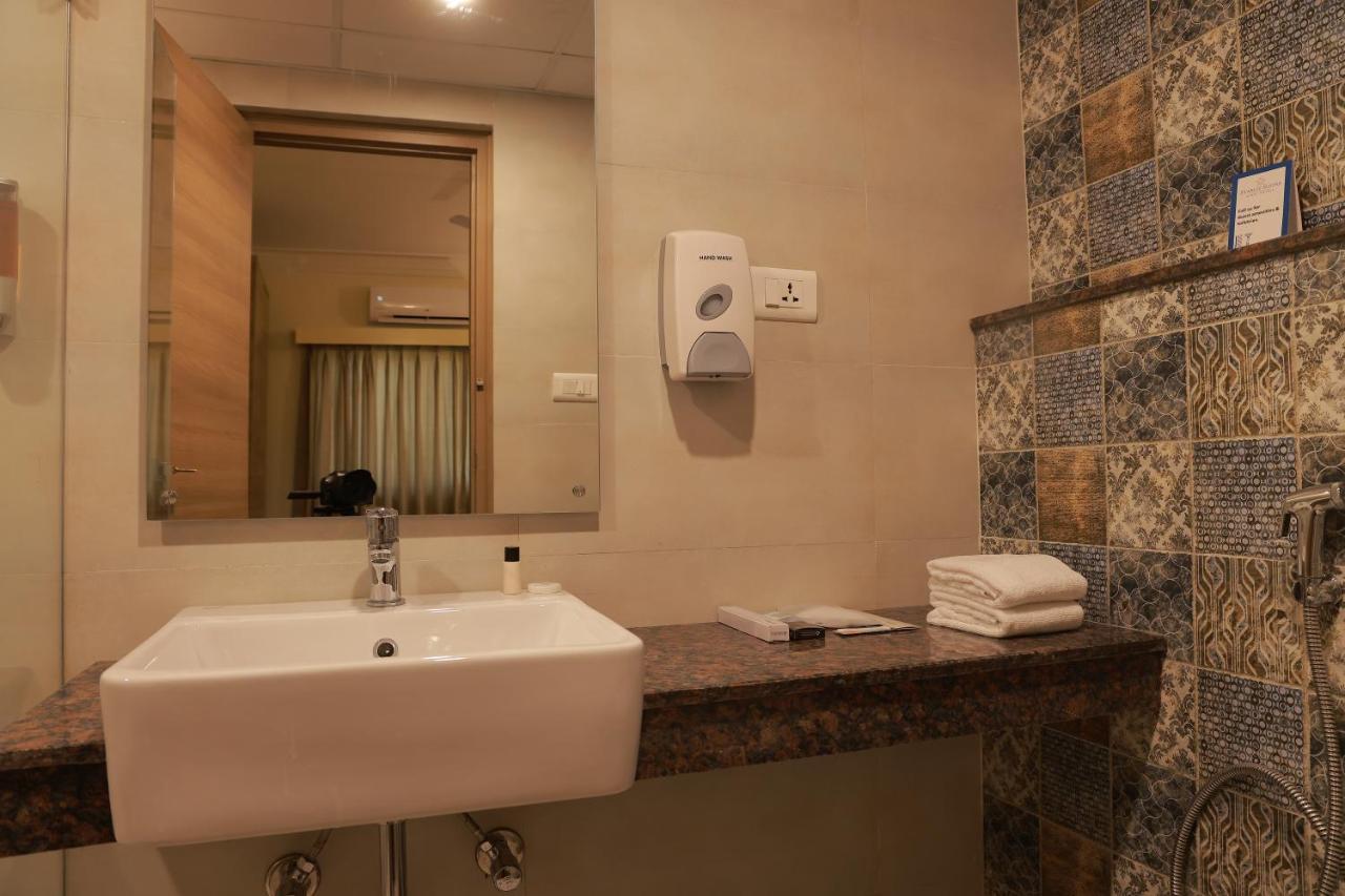 Starlit Suites Tirupati Bagian luar foto